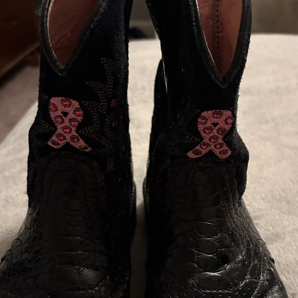 Ariat Fatbaby Ribbon black Boots with Pink Stud Accents and pink ribbons - Picture 2 of 5